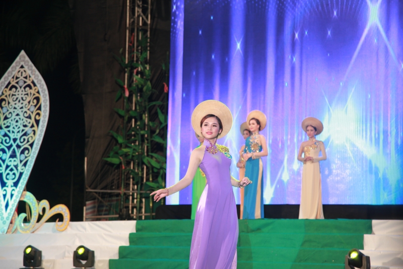 rung hoa khoe sac trong dem chung ket nguoi dep xu tuyen
