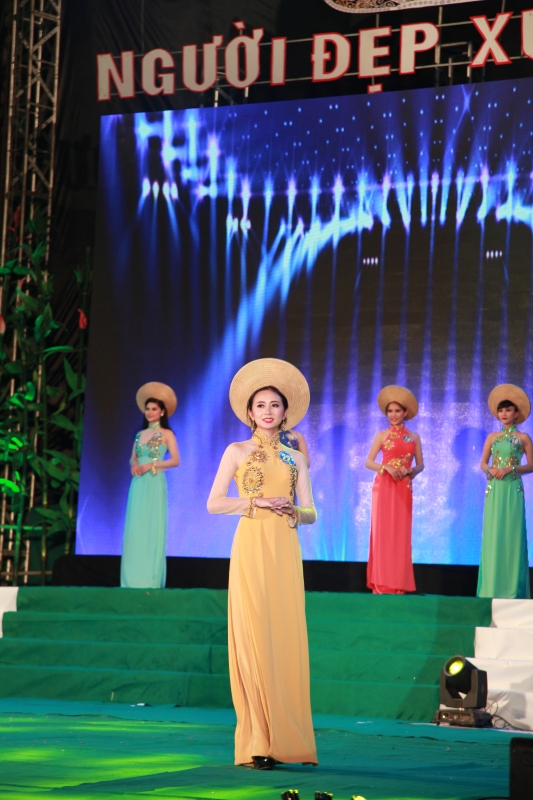rung hoa khoe sac trong dem chung ket nguoi dep xu tuyen