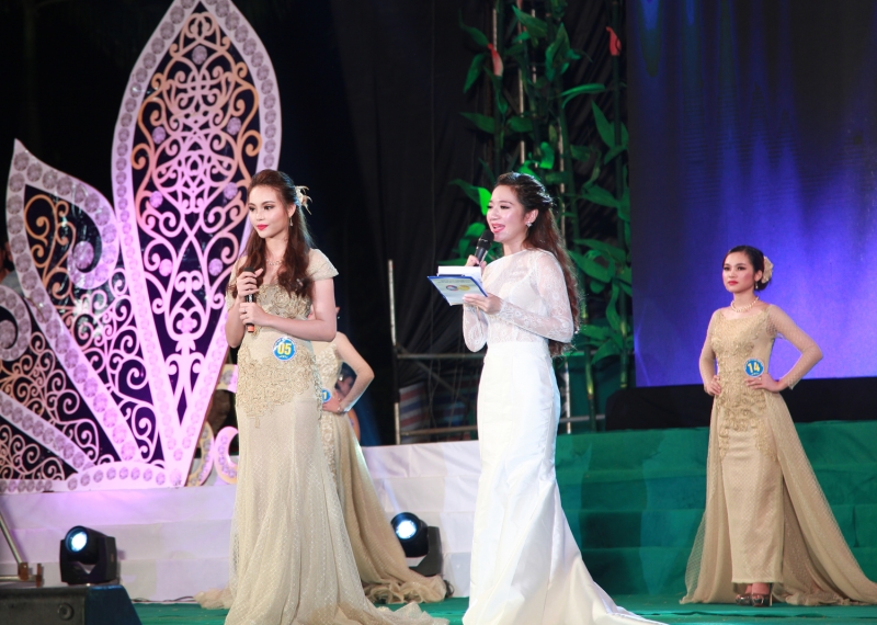 rung hoa khoe sac trong dem chung ket nguoi dep xu tuyen