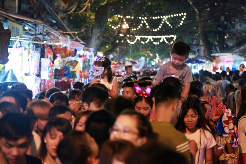 tre em thu do don trung thu nhu danh vat