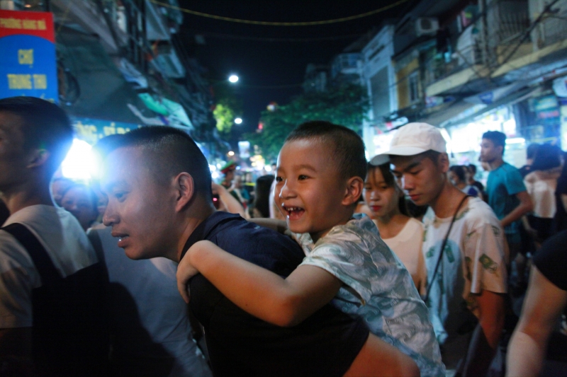 tre em thu do don trung thu nhu danh vat