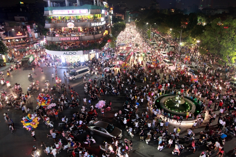 tre em thu do don trung thu nhu danh vat