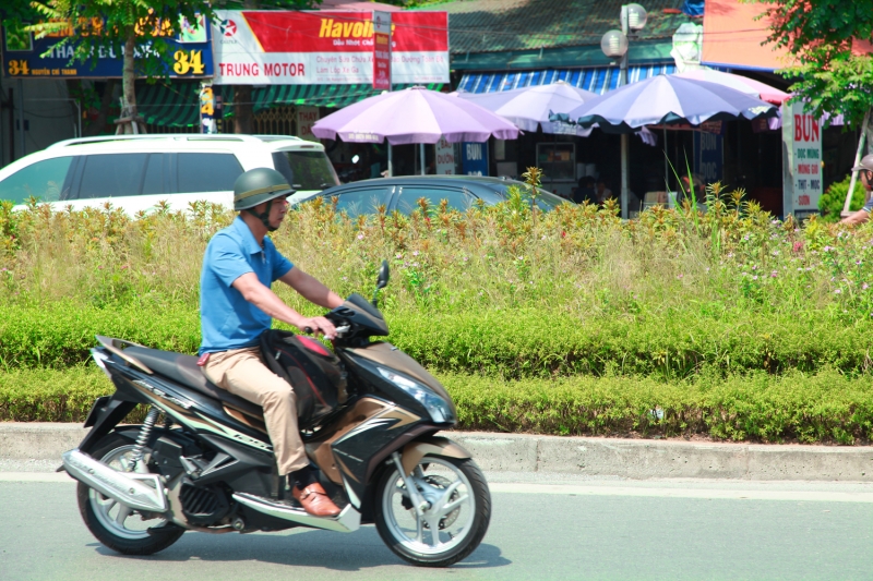 co moc um tum tren duong pho ha noi