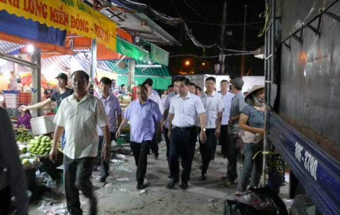 Thủ tướng bất ngờ đến chợ Long Biên lúc tờ mờ sáng thu tuong bat ngo den cho long bien luc to mo sang