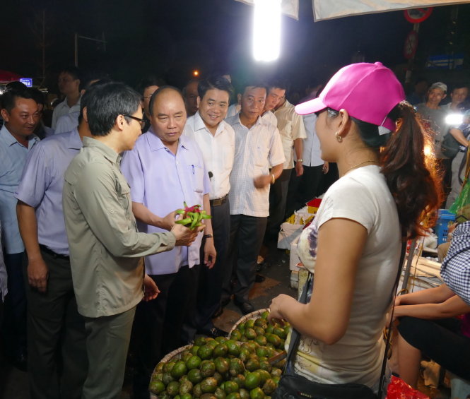 Thủ tướng bất ngờ đến chợ Long Biên lúc tờ mờ sáng thu tuong bat ngo den cho long bien luc to mo sang