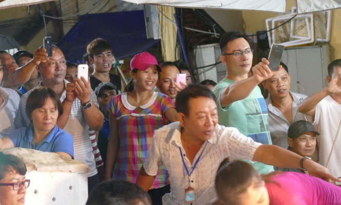 Thủ tướng bất ngờ đến chợ Long Biên lúc tờ mờ sáng thu tuong bat ngo den cho long bien luc to mo sang