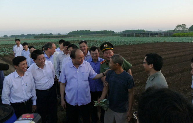 Thủ tướng bất ngờ đến chợ Long Biên lúc tờ mờ sáng thu tuong bat ngo den cho long bien luc to mo sang