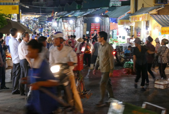 Thủ tướng bất ngờ đến chợ Long Biên lúc tờ mờ sáng thu tuong bat ngo den cho long bien luc to mo sang