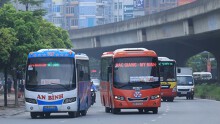 Sắp nghỉ lễ 2/9: Vắng công an, hàng loạt xe khách thản nhiên 'bò' trên đường vẫy khách