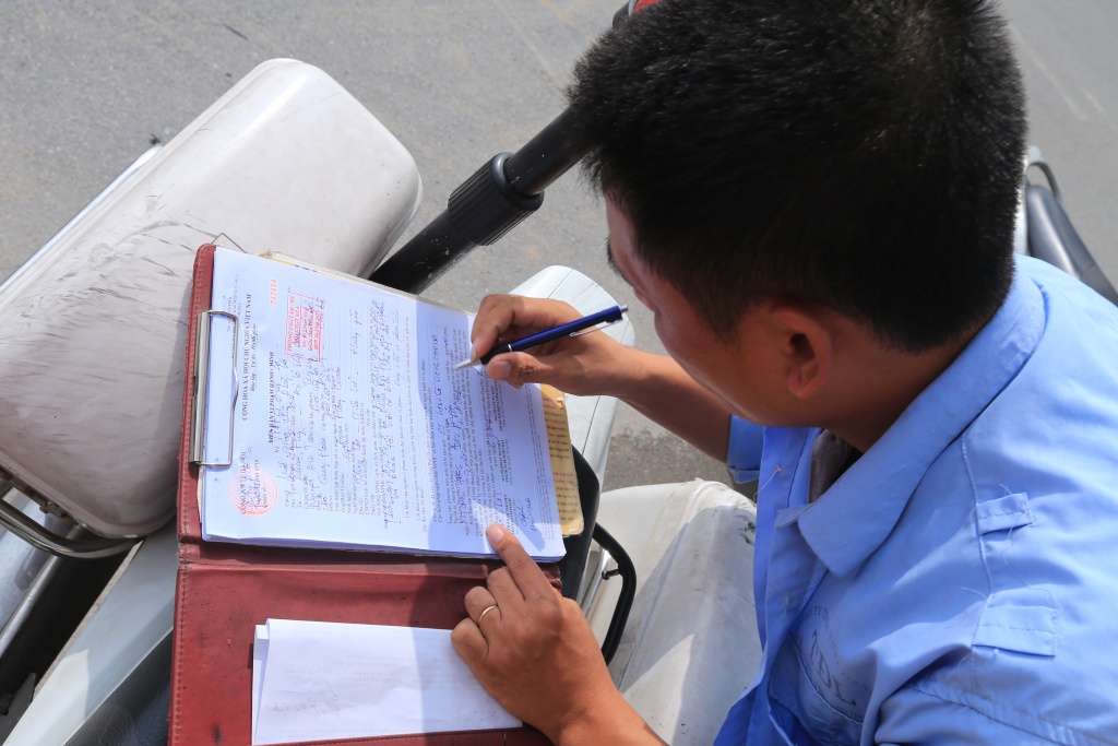 sap nghi le 29 vang cong an hang loat xe khach than nhien bo tren duong vay khach