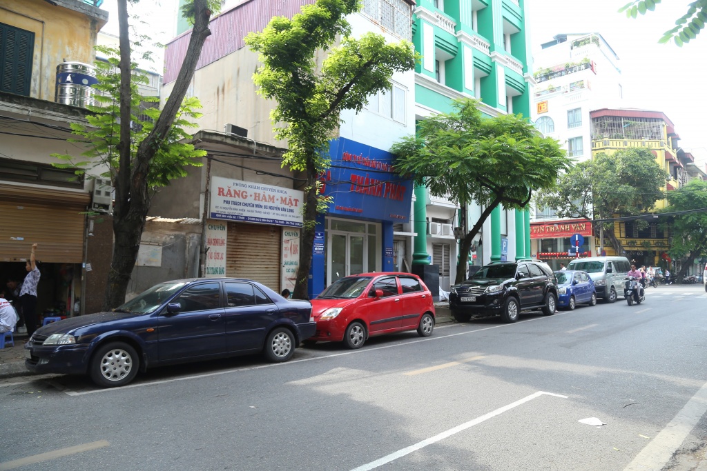 nhieu tai xe bat ngo khi pho nguyen binh khiem do xe theo ngay chan le