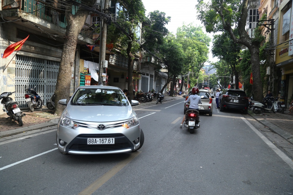 nhieu tai xe bat ngo khi pho nguyen binh khiem do xe theo ngay chan le