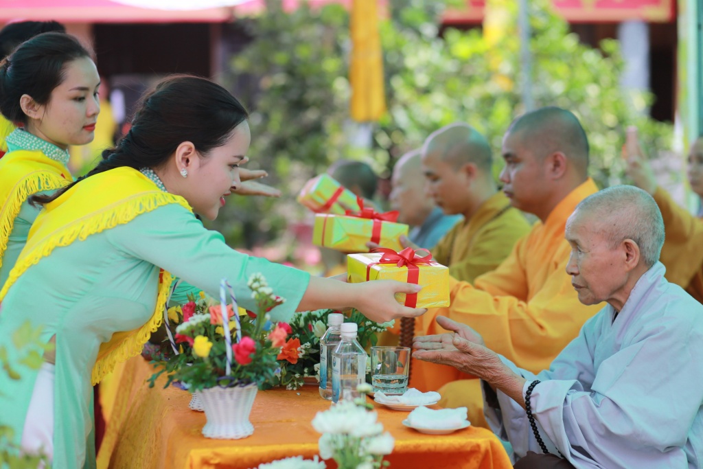 nghen ngao xuc dong nghi thuc rua chan trong le vu lan bao hieu