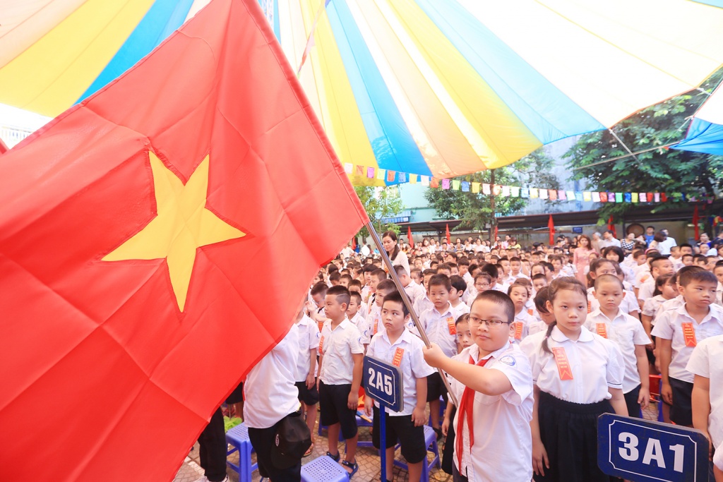 hoc sinh lop 1 ngo nghinh trong phut giay hat quoc ca tap the lan dau tien trong doi