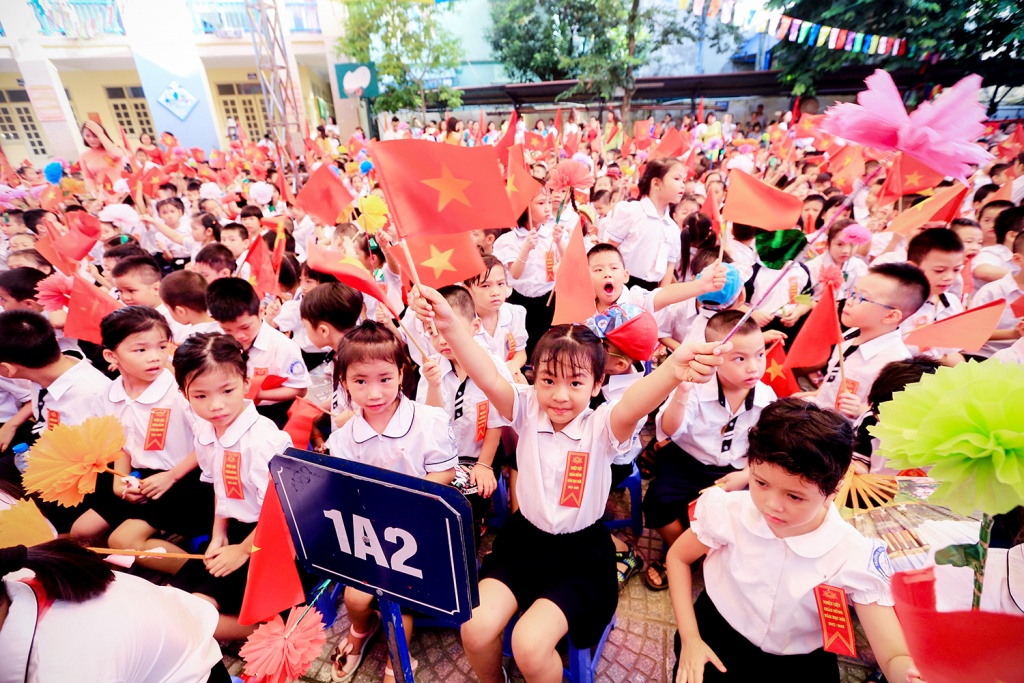 hoc sinh lop 1 ngo nghinh trong phut giay hat quoc ca tap the lan dau tien trong doi