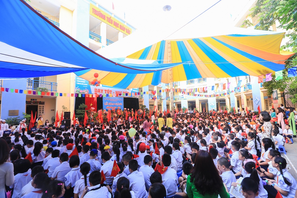 hoc sinh lop 1 ngo nghinh trong phut giay hat quoc ca tap the lan dau tien trong doi