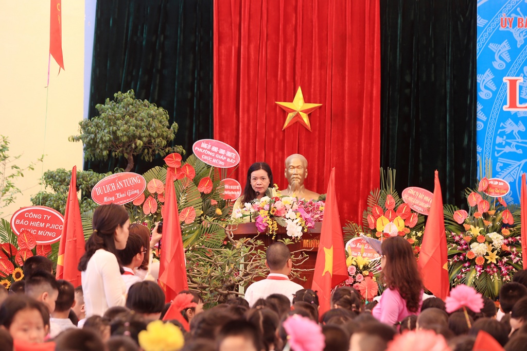 hoc sinh lop 1 ngo nghinh trong phut giay hat quoc ca tap the lan dau tien trong doi