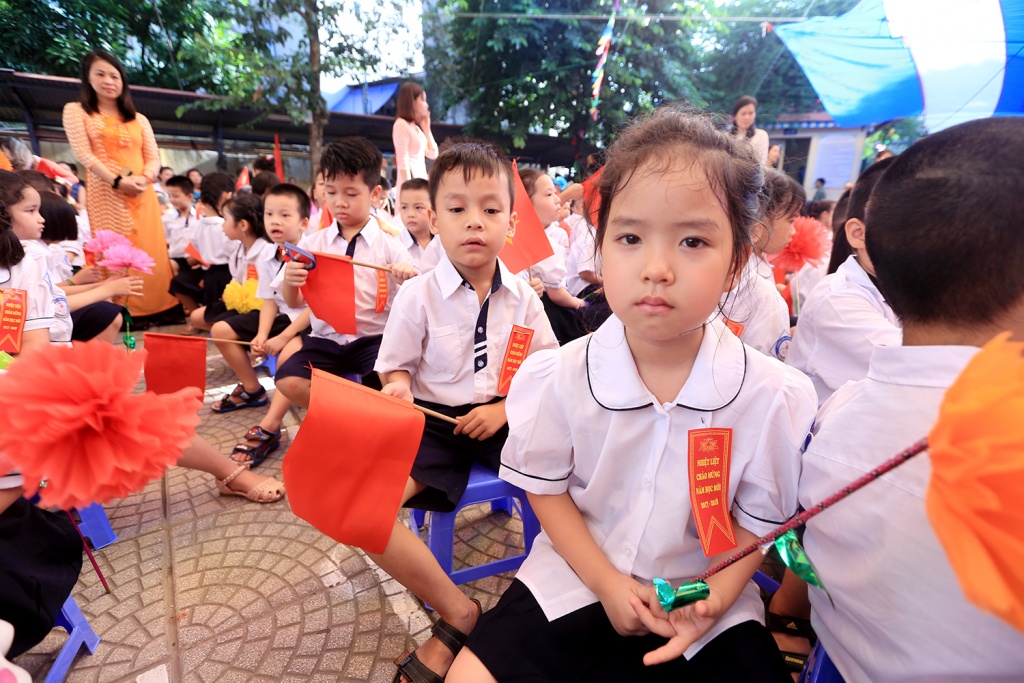 hoc sinh lop 1 ngo nghinh trong phut giay hat quoc ca tap the lan dau tien trong doi