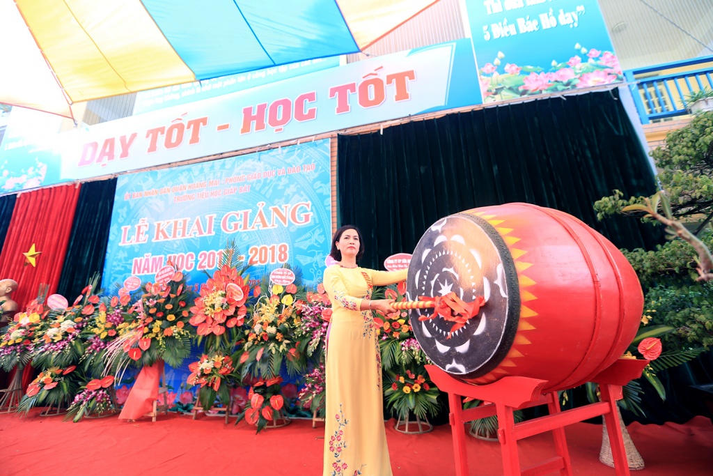 hoc sinh lop 1 ngo nghinh trong phut giay hat quoc ca tap the lan dau tien trong doi