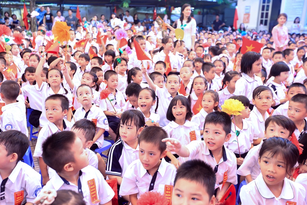 hoc sinh lop 1 ngo nghinh trong phut giay hat quoc ca tap the lan dau tien trong doi