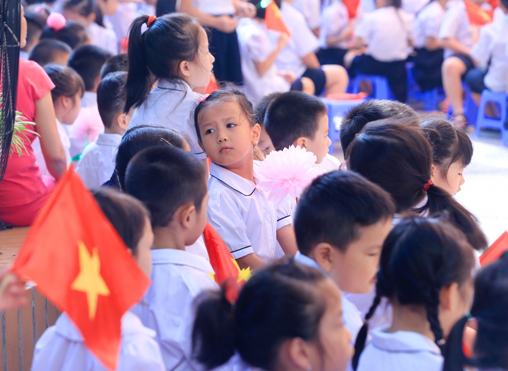 hoc sinh lop 1 ngo nghinh trong phut giay hat quoc ca tap the lan dau tien trong doi