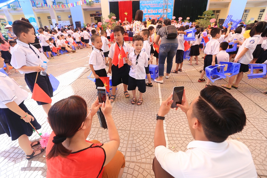 hoc sinh lop 1 ngo nghinh trong phut giay hat quoc ca tap the lan dau tien trong doi