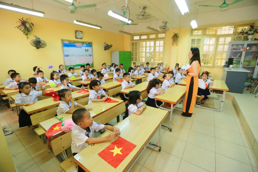 hoc sinh lop 1 ngo nghinh trong phut giay hat quoc ca tap the lan dau tien trong doi