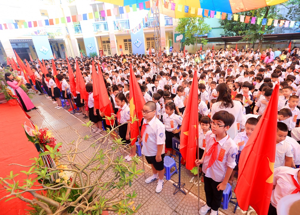 hoc sinh lop 1 ngo nghinh trong phut giay hat quoc ca tap the lan dau tien trong doi