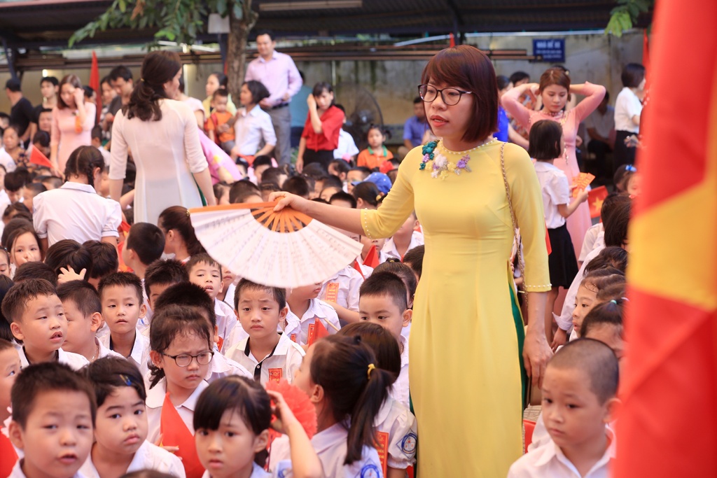 hoc sinh lop 1 ngo nghinh trong phut giay hat quoc ca tap the lan dau tien trong doi