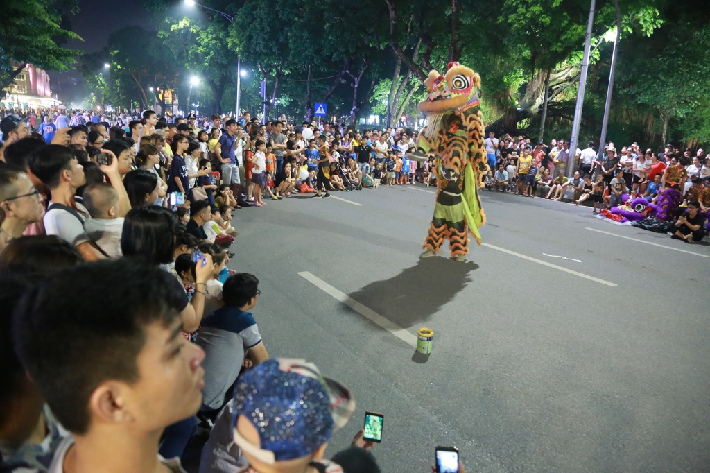 nguoi dan ha noi ruoc den trung thu som tai pho di bo