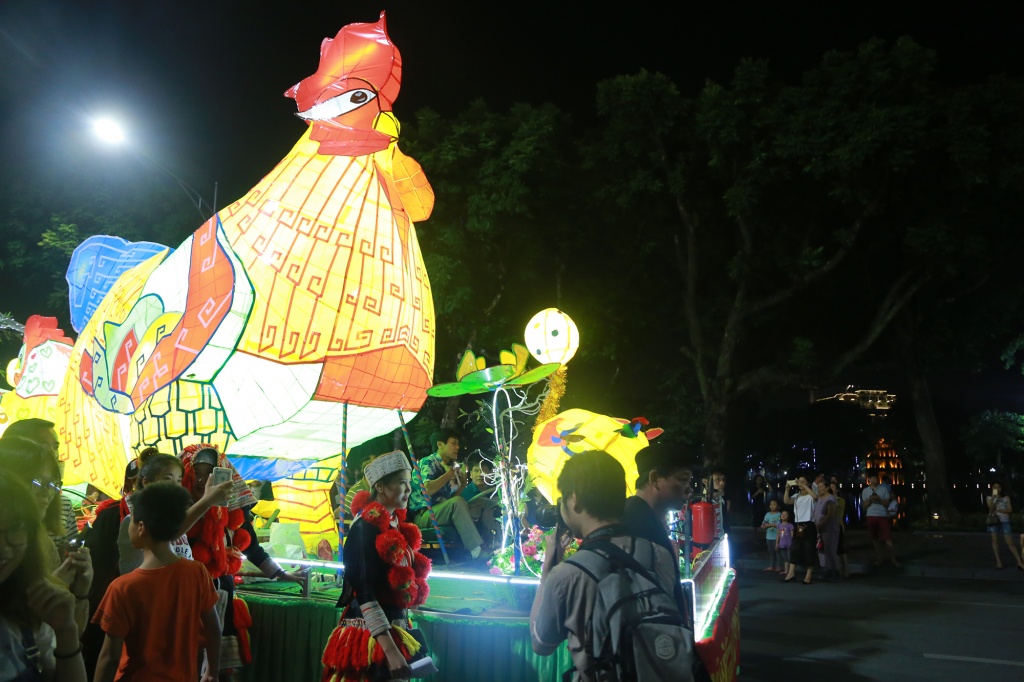 nguoi dan ha noi ruoc den trung thu som tai pho di bo