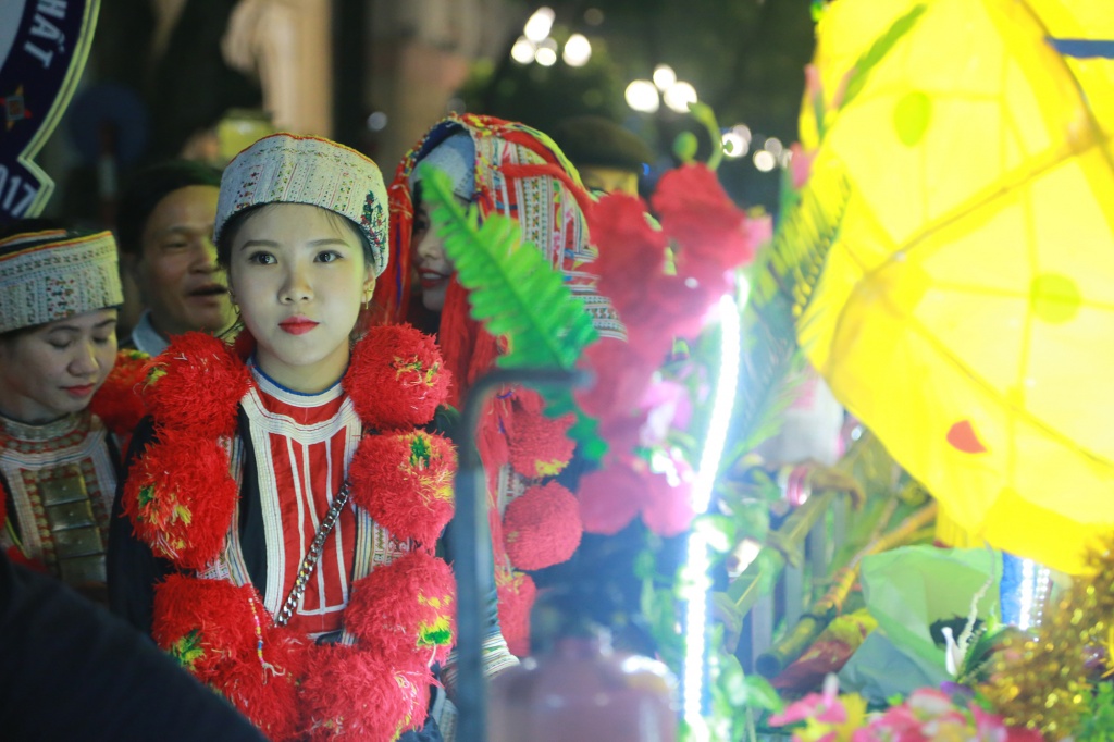 nguoi dan ha noi ruoc den trung thu som tai pho di bo