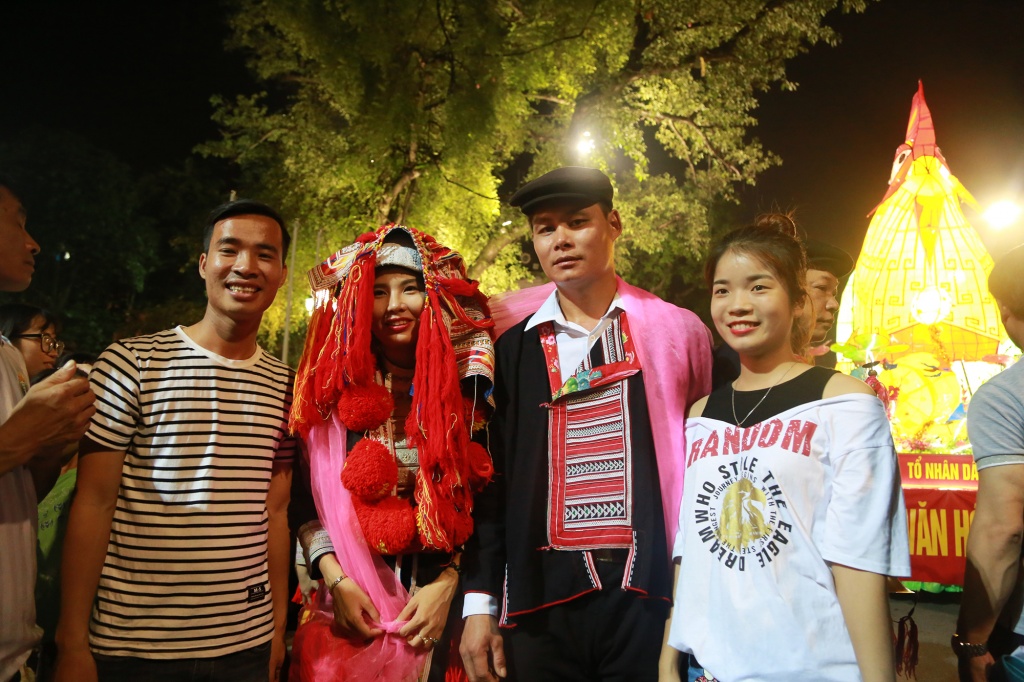 nguoi dan ha noi ruoc den trung thu som tai pho di bo