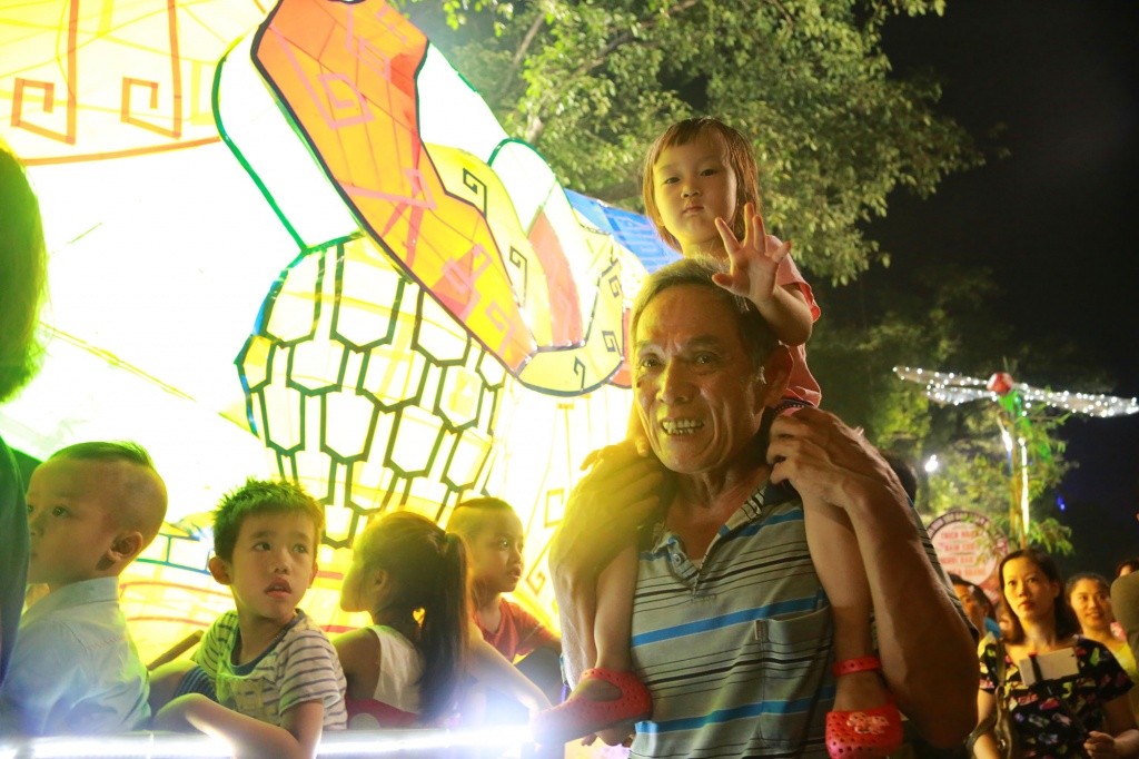 nguoi dan ha noi ruoc den trung thu som tai pho di bo