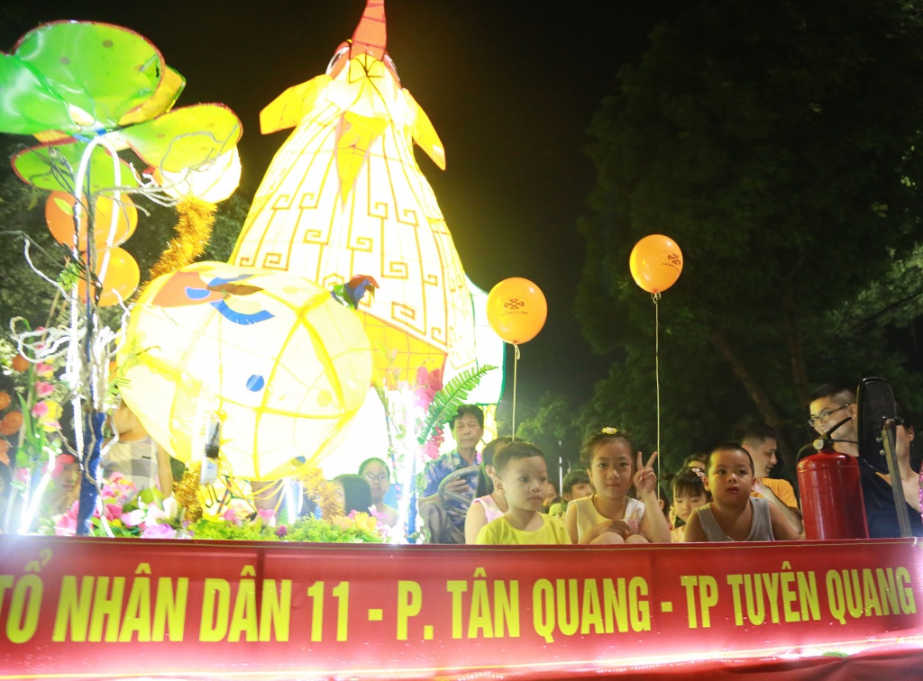 nguoi dan ha noi ruoc den trung thu som tai pho di bo