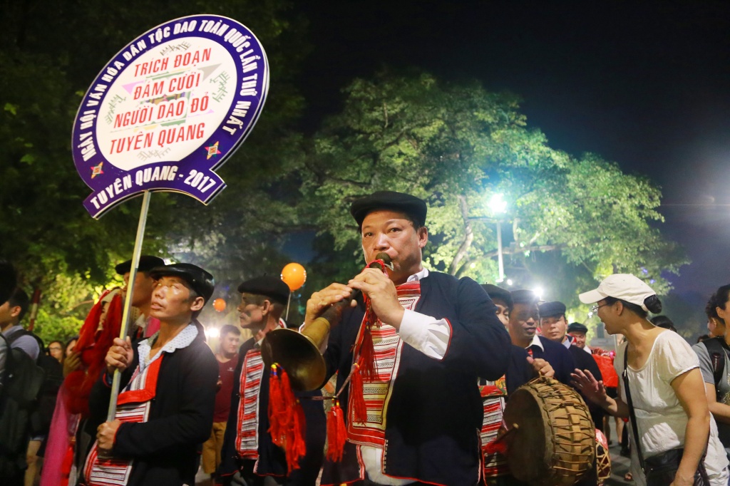 nguoi dan ha noi ruoc den trung thu som tai pho di bo