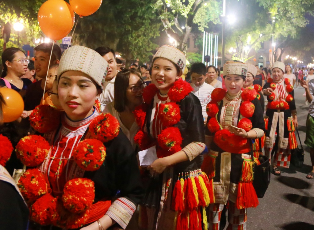 nguoi dan ha noi ruoc den trung thu som tai pho di bo
