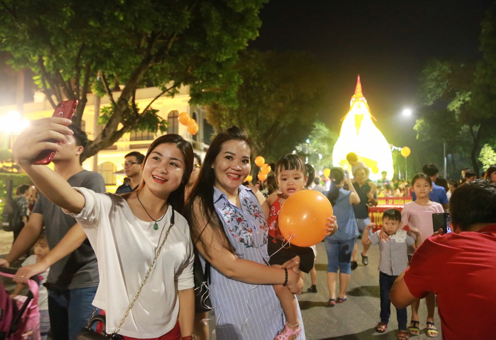 nguoi dan ha noi ruoc den trung thu som tai pho di bo