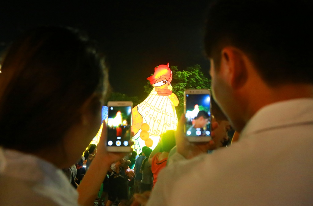 nguoi dan ha noi ruoc den trung thu som tai pho di bo
