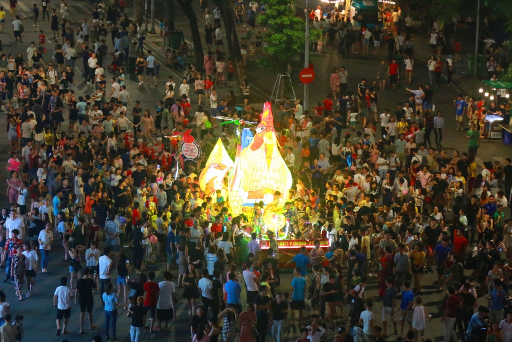 nguoi dan ha noi ruoc den trung thu som tai pho di bo