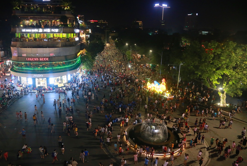 nguoi dan ha noi ruoc den trung thu som tai pho di bo