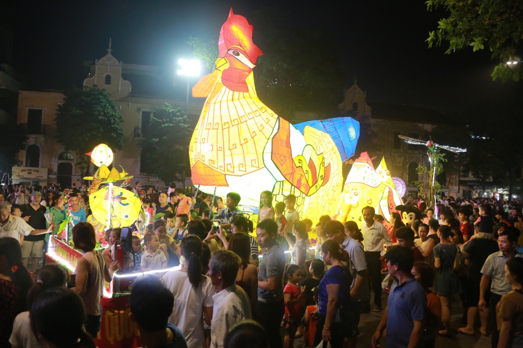 nguoi dan ha noi ruoc den trung thu som tai pho di bo