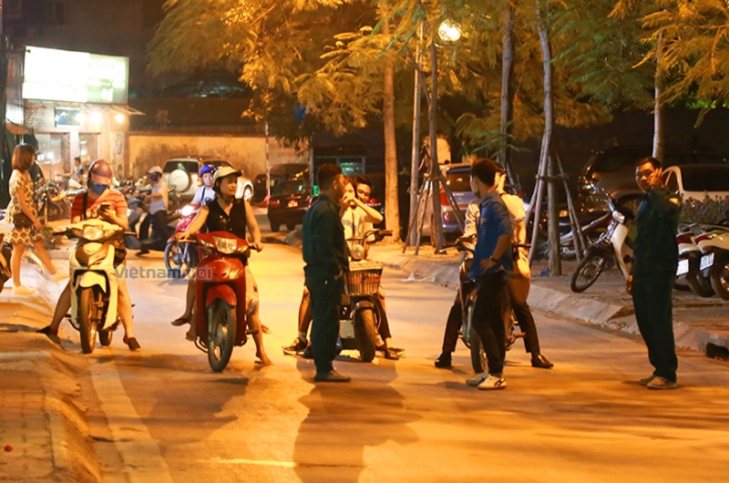 trang dem vot ca chet tren ho tay