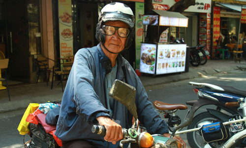 cu tho giay 86 tuoi cuoi xe may mot minh rong ruoi ca nuoc vnexpress gia dinh