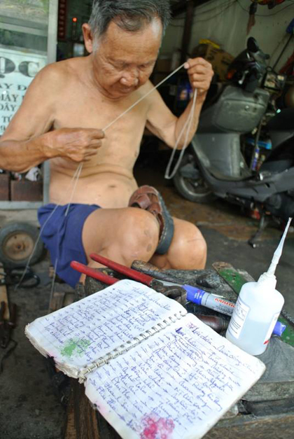 cu tho giay 86 tuoi cuoi xe may mot minh rong ruoi ca nuoc vnexpress gia dinh