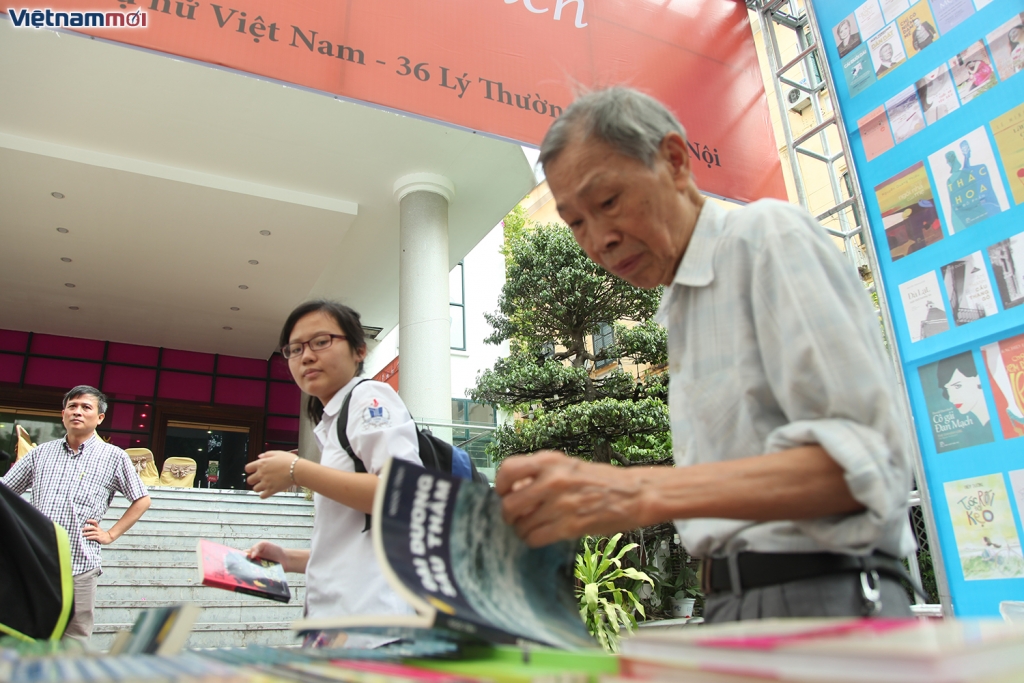 Khai mạc hội sách mùa thu, xuất hiện sách ‘độc bản’ có một không hai khai mac hoi sach mua thu xuat hien sach doc ban co mot khong hai