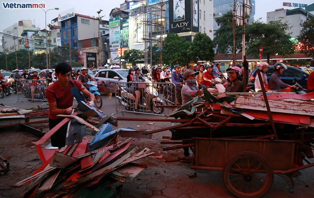 ha noi hang loat cua hang go bien quang cao khong lo