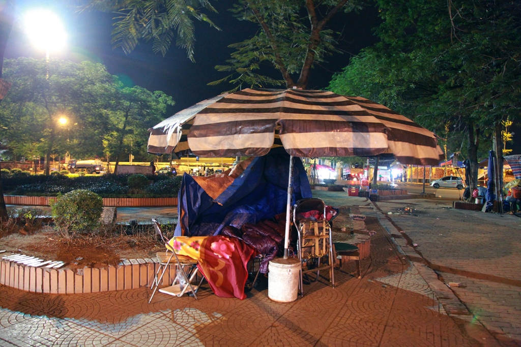 Đêm Hà Nội cóng buốt cùng những giấc ngủ... vỉa hè dem ha noi cong buot cung nhung giac ngu via he