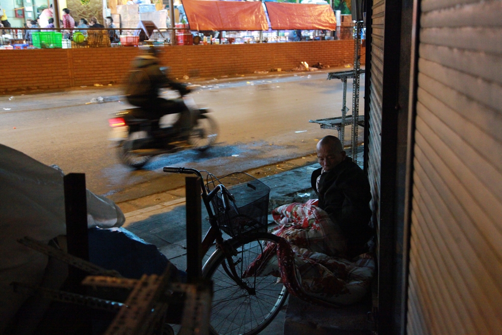 Đêm Hà Nội cóng buốt cùng những giấc ngủ... vỉa hè dem ha noi cong buot cung nhung giac ngu via he