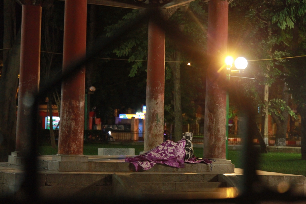 Đêm Hà Nội cóng buốt cùng những giấc ngủ... vỉa hè dem ha noi cong buot cung nhung giac ngu via he